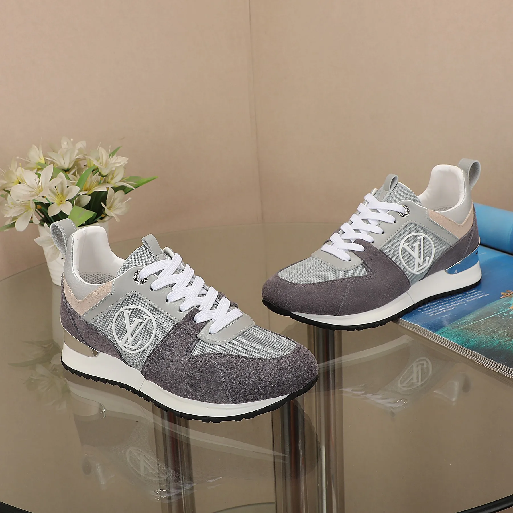 👟👟Ex-factory price 400👟👟 Men's size +10 🔥🔥🔥4046 Louis Vuitton official website synchronized sneakers, this Run Away sneaker is inspired by running shoe design, highlighting Louis Vuitton's iconic tone, technical mesh fabric mixed with suede and metallic cow leather, with wedge-shaped rubber outsole, LV letters written on the side, LV engraved on the metal shock-absorbing structure Circle logo, hidden insole subtly increases the height, reproduces the classic design of Louis Vuitton shoe series. The code number is 35-42 for women and 39-46 for men.